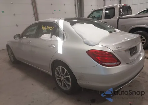 2016 Mercedes-Benz C 300 4Matic z USA, uszkodzony, nr VIN 55SWF4KB0GU172389